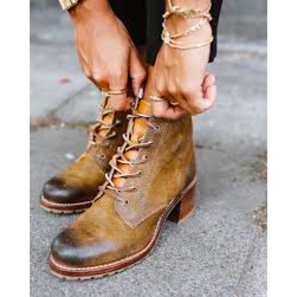 Frye Sabrina 6G Tan Suede/Leather Lace Up Wood Heeled Combat Moto Ankle Booties - Picture 5 of 16